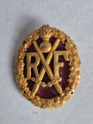 une image montrant un gros plan d'un insigne posé sur une surface blanche