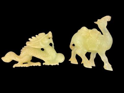 Chameau et dragon en pierre dure verte