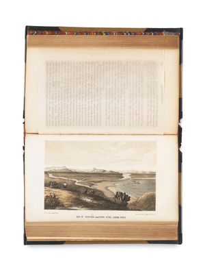 un livre ouvert sur lequel figure l'image d'un paysage