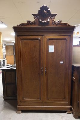 une armoire en bois surmontée d'un miroir