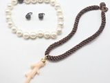 collier de perles avec pendentif en forme de croix et bracelet de perles