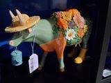 une vache avec un chapeau orné de fleurs sur la tête