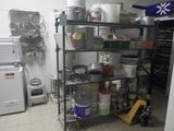 de nombreuses casseroles et poêles sur les étagères de la cuisine