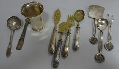 beaucoup de cuillères et d'ustensiles en argent sur la table