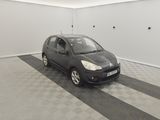 une photo d'une petite voiture noire dans un garage