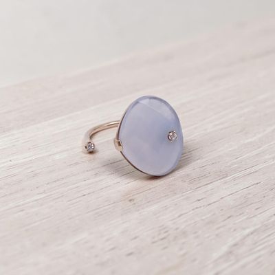 un gros plan d'une bague posée sur une surface en bois