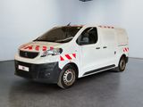 une camionnette blanche à rayures rouges et blanches garée à l'intérieur d'un bâtiment
