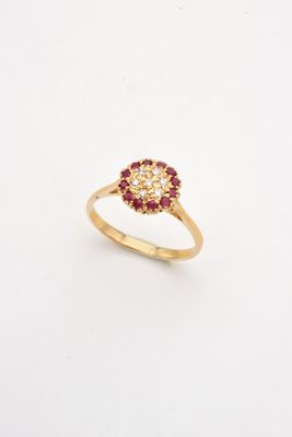 une bague en or jaune sertie d'un rubis et de diamants blancs