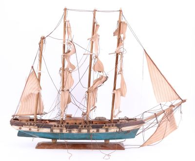 une maquette en bois d'un voilier sur un support