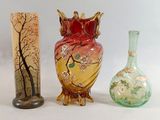 trois vases en verre posés l'un à côté de l'autre sur une table