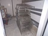 une pile de cages dans un coin d'une pièce