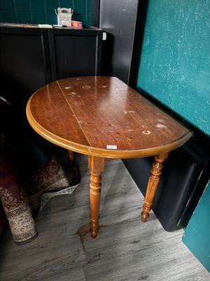 Table en bois à volets en bois mouluré.