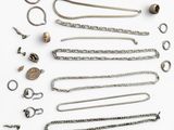plusieurs types différents de bijoux en argent sur un fond blanc