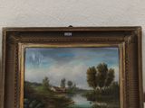 deux tableaux encadrés représentant un paysage accrochés à un mur blanc