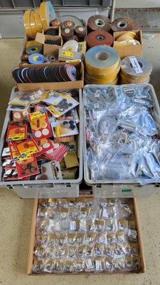 Lot DE Quincaillerie Variee Comprenant: