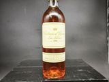 une image représentant une bouteille de vin posée sur une boîte noire