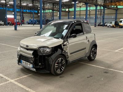 une photo d'une voiture endommagée dans un parking