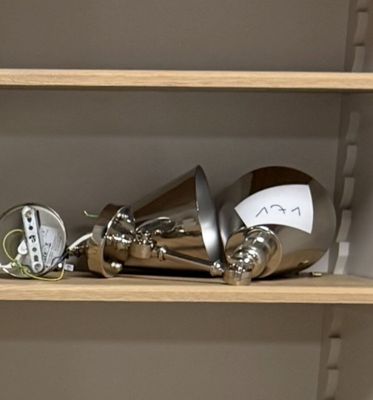 une étagère en bois sur laquelle se trouvent une horloge et d'autres objets
