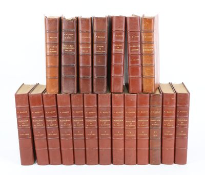 une pile de livres empilés les uns sur les autres sur une surface blanche