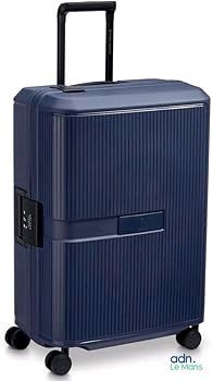 La valise est bleue ; elle est équipée de roulettes et d'une poignée.