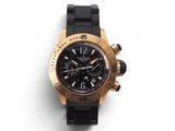 La montre est noire et dorée, avec un cadran noir.
