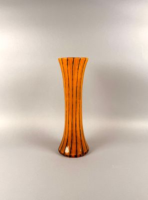 Vase cornet en verre orange rayé bleu.