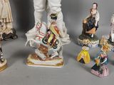de nombreuses figurines de tailles et de couleurs différentes sur la table