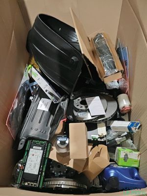 un carton rempli d'appareils électroniques et d'autres objets