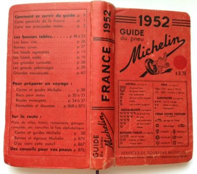 un vieux livre à la couverture rouge posé sur une table