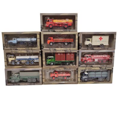 de nombreux types de camions jouets dans une vitrine