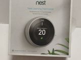 Le thermostat Nest est présenté dans une boîte blanche