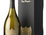 une bouteille de champagne devant une boîte noire