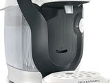 une cafetière posée à côté d'une télécommande