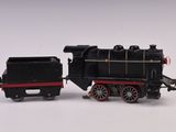 un petit train posé sur une surface blanche