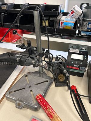 une photo d'un établi sur lequel sont posés de nombreux outils