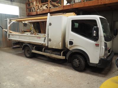 un camion blanc garé dans un garage