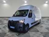 la camionnette blanche est garée sur le sol en damier d'une pièce