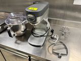 un mixeur posé sur un plan de travail en inox