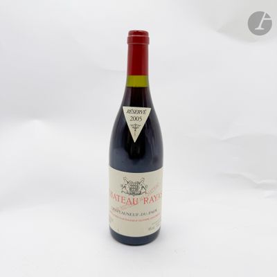 une bouteille de vin posée sur une table