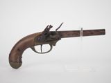 un vieux fusil avec une poignée en bois sur fond blanc