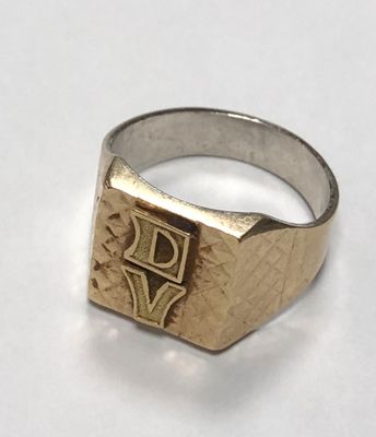 Chevalière deux ors jaune 18 carats (soit 750/1000e) chiffré…