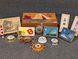 beaucoup d'objets posés sur le sol