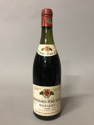 gros plan d'une bouteille de vin sur une table
