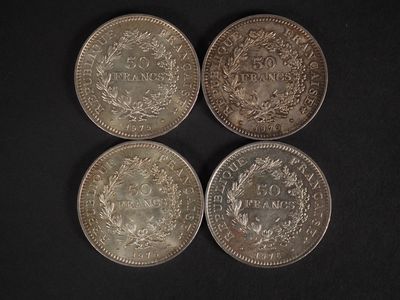 trois pièces d'argent, dont l'une est un souverain et l'autre est un souverain