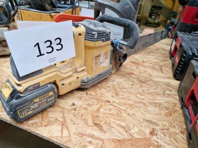 une photo montrant plusieurs outils posés sur une table en contreplaqué