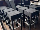 beaucoup de chaises posées sur la terrasse