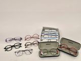 plusieurs paires de lunettes dans un étui posé sur une surface blanche