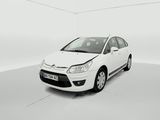 la petite voiture blanche est garée dans une pièce blanche