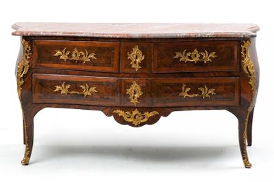 Commode Louis XV en frisage ouvrant par trois tiroirs à l'avant. Garni