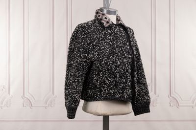 un pull noir et blanc sur un mannequin, un mannequin, un mannequin, un mannequin, un mannequin, un mannequin, un mannequin, un mannequin, un mannequin, un mannequin, un mannequin, un mannequin, un mannequin, un mannequin, un mannequin, un mannequin, un mannequin, un mannequin, un mannequin, un mannequin, un mannequin, un mannequin, un mannequin, un mannequin, un mannequin, un mannequin, un mannequin, un mannequin, un mannequin, un mannequin, un mannequin, un mannequin, un mannequin, un manne